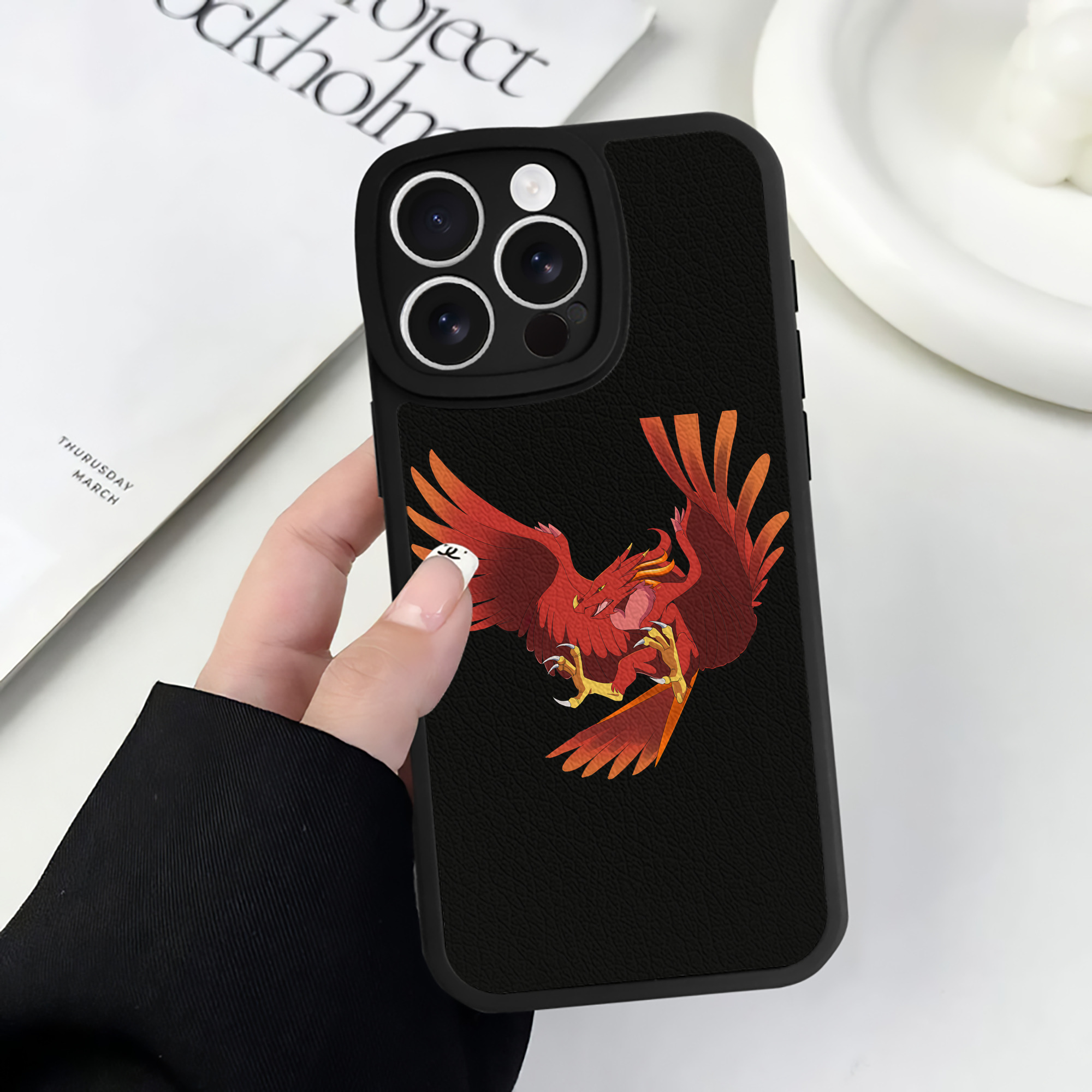 （画像用） Digimon デジタルモンスター/デジモン 【iPhone 16シリーズ対応】シリコンスマホケース（レザー調） 材質：シリコン